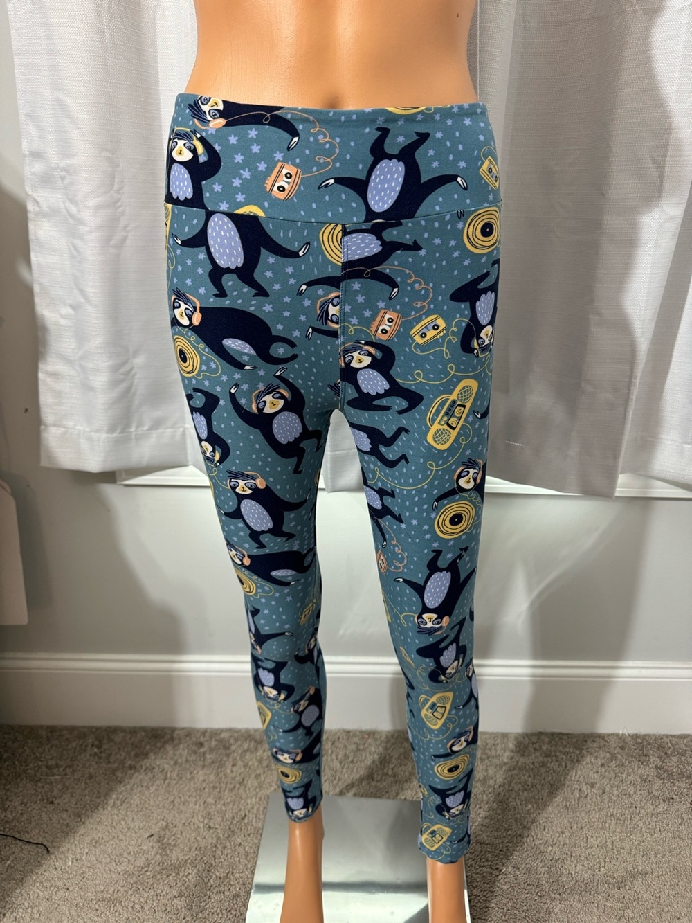 Cool LuLaRoe size One Size blue jamming sloth pull on leggings women great